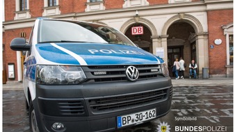 Bundespolizeidirektion München: Bundespolizeidirektion München: Maskenstreit eskaliert / Rollstuhlfahrer wirft mit Flaschen und bedroht Jugendlichen mit Fleischgabel