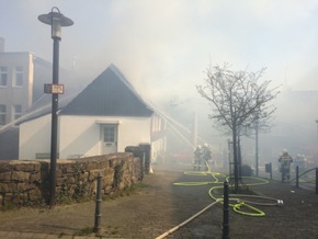 FW-EN: Dachstuhlbrand im historischen Ortskern Hattingen-Blankenstein