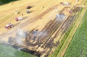 Kreisfeuerwehr Oldenburg: FW-OLL: Strohballenpresse l&ouml;st Fl&auml;chenbrand aus - Gro&szlig;aufgebot der Feuerwehr in Hude