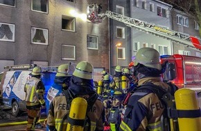 Feuerwehr Essen: FW-E: Wohnung in Vollbrand - Feuerwehr rettet zwei Personen über Drehleiter