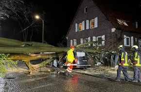 Feuerwehr Bochum: FW-BO: Baum stürzte auf Haus und Auto in Dahlhausen
