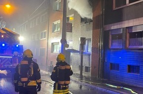 Feuerwehr Gelsenkirchen: FW-GE: Ausgedehnter Wohnungsbrand in Gelsenkirchen-Schalke fordert zwei verletzte Personen