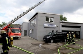 Feuerwehr Essen: FW-E: Feuer in der Halle eines Fachbetriebes für Karosserietechnik, Rauchentwicklung weithin sichtbar