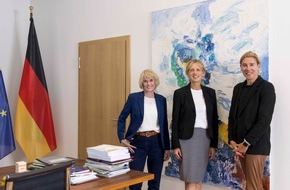 BILD der FRAU: "Eltern sind gefragt!": Exklusiv-Interview mit Bundesministerin Karin Prien in BILD der FRAU