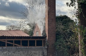 Freiwillige Feuerwehr Celle: FW Celle: Rauchentwicklung aus Dach