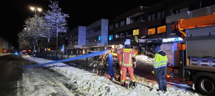 Feuerwehr Velbert: FW-Velbert: Laterne musste nach Unfall gekappt werden