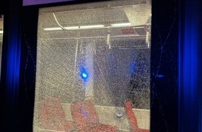 Polizeipr&auml;sidium Krefeld: POL-KR: Trio schl&auml;gt Scheibe einer Bahn an Haltestelle Schicks ein und fl&uuml;chtet - Zeugen gesucht