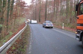 Polizeiinspektion Hameln-Pyrmont/Holzminden: POL-HOL: Kreissstraße 40  - Glesse Rtg. Ottenstein: 42jähriger bei Unfall leicht verletzt - Nach rechts von der Fahrbahn abgekommen -
