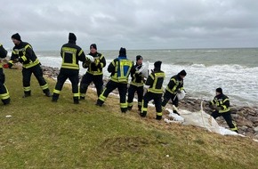 Kreisfeuerwehrverband Pinneberg: FW-PI: Einsatzkräfte aus dem Kreis Pinneberg unterstützen bei der Deichverteidigung