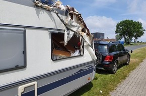 Polizeiinspektion Wilhelmshaven/Friesland: POL-WHV: Verkehrsunfall im Wangerland - Wohnanhänger mit Straßenbaum kollidiert