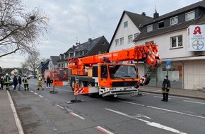Feuerwehr Bergisch Gladbach: FW-GL: Rettungsdiensteinsatz im Stadtteil Schildgen erforderte erneut den Einsatz eines Feuerwehrkranes und der Höhenrettung