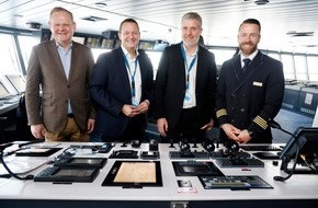 AIDA Cruises: AIDA Pressemeldung: AIDA President Felix Eichhorn begrüßt Dieter Janecek auf AIDAnova in Hamburg