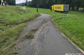 Polizeipräsidium Westpfalz: POL-PPWP: Sattelzug fährt Böschung hinunter