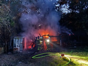 FW-EN: Gartenlaube im Vollbrand - Feuerwehr kann Ausbreitung verhindern