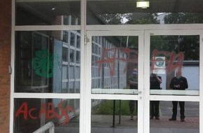 Polizeiinspektion Celle: POL-CE: Celle - Hakenkreuze und Parolen an Schulgebäude gesprüht