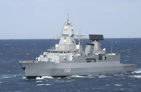 Presse- und Informationszentrum Marine: Fahnenbandverleihung an die Fregatte "Hamburg" Die "Hamburg" lädt in Hamburg zum "Open Ship" ein (BILD)