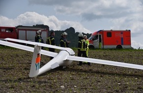 Freiwillige Feuerwehr Olsberg: FF Olsberg: Segelflugzeug landet auf Maisfeld in Olsberg - Elleringhausen