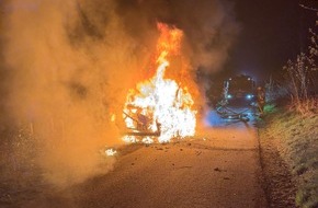 Feuerwehr Detmold: FW-DT: Fahrzeugbrand in voller Ausdehnung