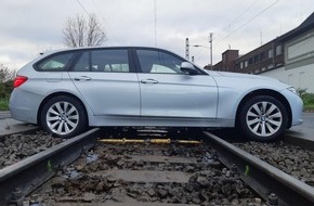 Bundespolizeidirektion Sankt Augustin: BPOL NRW: PKW auf dem Gleiskörper aufgesetzt - Bundespolizei veranlasst Streckensperrung