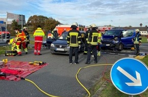 Feuerwehr Moers: FW Moers: Zeitgleich 2 Verkehrsunfälle mit insgesamt 6 Verletzten Personen / Ein Fahrer im Fahrzeug eingeklemmt