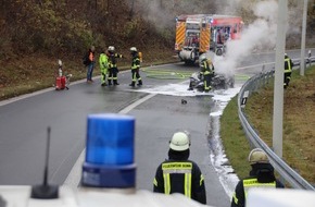 Feuerwehr und Rettungsdienst Bonn: FW-BN: Sportwagen wird Raub der Flammen - Fahrer und Hund bleiben unverletzt