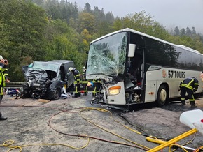 KFV-CW: Frontalzusammenstoß zwischen Omnibus und Kleintransporter / Beide Fahrer schwer verletzt / Bundesstraße B 463 gesperrt