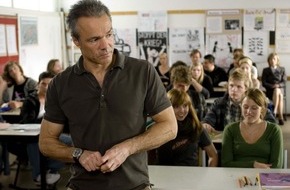 SAT.1: Sommerferien ade! Hannes Jaenicke ist "Allein unter Schülern" am Dienstag, den 8. September 2009, um 20.15 Uhr als Deutschland-Premiere in Sat.1