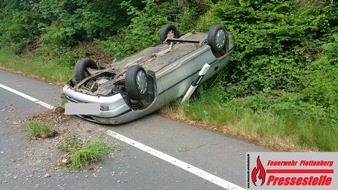 Feuerwehr Plettenberg: FW-PL: OT-Pasel. PKW überschlägt sich auf B 236 nach Alleinunfall. 1 Verletzte.