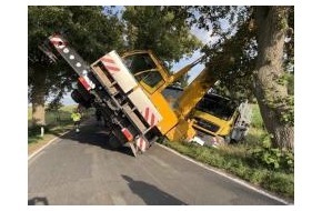 Polizeipräsidium Rostock: POL-HRO: Abschlussmeldung Kranfahrzeug stürzt bei Bergung eines Lkw um und muss selbst geborgen werden - Maßnahmen dauern an