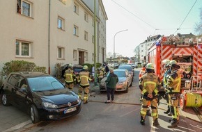 Feuerwehr Essen: FW-E: Pkw kollidiert nach medizinischem Notfall mit Wohnhaus - Person konnte durch Ersthelfer aus dem Auto befreit werden