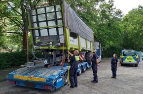 Polizeiinspektion Neubrandenburg: POL-NB: Tieflader hat zu hoch gestapelt