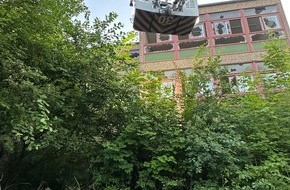 Feuerwehr Essen: FW-E: Feuer in leerstehender Schule - Feuerwehr geht zunächst von Menschenrettung aus
