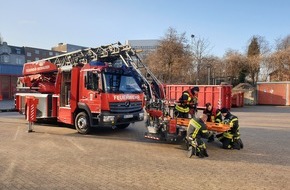 Feuerwehr Oberhausen: FW-OB: Sturz vom Dach