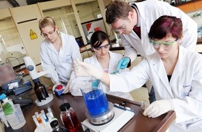 ZESTRON: Dr. O. K. Wack Chemie GmbH mit zweistelligem Umsatzwachstum  durch Qualität und Individualität (FOTO)