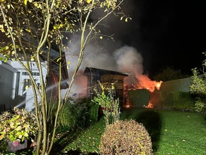 FW-OE: Gartenlaubenbrand in Obervalbert - Feuerwehr verhindert Ausbreitung auf Dachstuhl eines Wohnhauses