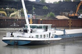 Feuerwehr Essen: FW-E: Binnenschiff reißt Überlandleitung ab, Stromausfälle in mehreren Stadtteilen, mehrere Brände in Elektrogeräten