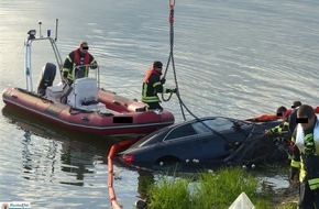 Polizeipräsidium Einsatz, Logistik und Technik: PP-ELT: PKW durchbricht Leitplanke und landet im Hafenbecken
