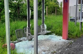 Bundespolizeiinspektion Klingenthal: BPOLI KLT: Fahrgastunterstand beschädigt - Zeugen gesucht