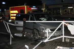 Polizeiinspektion Hameln-Pyrmont/Holzminden: POL-HOL: Holzminden - Fürstenberger Straße: Beim "Rechtsüberholen" im Gitterzaun gelandet - Zwei Leichtverletzte und 10.000,-- EUR Schaden -