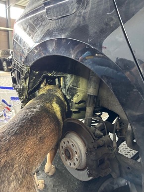 ZOLL-H: - Zoll stellt 19 kg mutmaßliches Amphetamin auf der Autobahn bei Bremen sicher - Drogen im Straßenwert von 285.000 Euro beschlagnahmt, Fahrerin in Untersuchungshaft