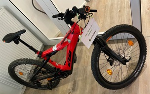 Polizeiinspektion Göttingen: POL-GÖ: (202/2021) Unbekannte stehlen hochmodernes, knallrotes KTM-E-Bike auf "Gallus-Park" - Gelände - Mehrere Tausend Euro Schaden
