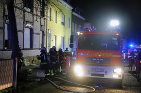 FW LK Neunkirchen: Feuerwehr rettet fünf Menschen aus brennendem Mehrparteienhaus