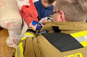 Feuerwehr Herdecke: FW-EN: Feuerwehrmann rettete eigenen Jungen aus hilfloser Lage: Feuerwehr rettet 5- j&auml;hrigen aus Plastikteil - 19- j&auml;hrige Reiterin ebenfalls von Feuerwehr und Rettungsdienst gerettet