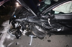 Polizei Düren: POL-DN: 21-Jährige bei Unfall schwerverletzt - Mitfahrer flüchten