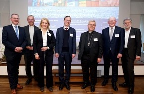 Erzbistum Paderborn: Juristen diskutieren in Schwerte ethische Regeln für die Wirtschaft - Erzbischof Dr. Udo Markus Bentz begrüßt Teilnehmende der Juristentagung in der Katholischen Akademie