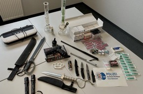 Polizei Mettmann: POL-ME: Polizei stellt Waffen und illegale Arzneimittel bei Wohnungsdurchsuchung sicher - Wülfrath - 2303096