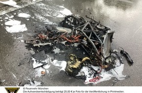 Feuerwehr München: FW-M: Brennendes Motorrad auf der Autobahn (Forstenried)