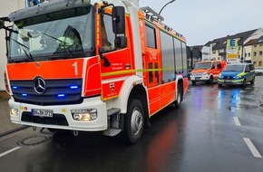 Feuerwehr und Rettungsdienst Bonn: FW-BN: PKW schleudert nach Unfall in Baugerüst, zwei Verletzte