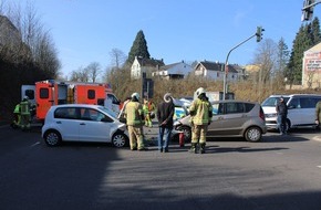 Polizei Rheinisch-Bergischer Kreis: POL-RBK: Wermelskirchen - Zusammenstoß nach Rotlichtfahrt - eine Person schwer verletzt