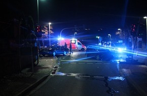 Polizei Mettmann: POL-ME: Kollision zwischen entgegenkommenden Fahrzeugen mit zwei verletzten Personen und hohem Sachschaden - Velbert - 2101003